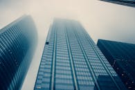 现代摩天大楼高耸入云，其迷人景色象征着城市的发展