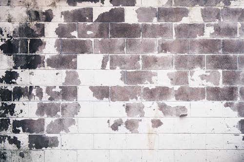 白と灰色のコンクリートのレンガの壁