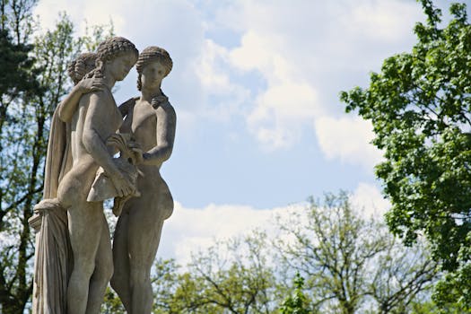 在郁郁葱葱的公园里，充满活力的天空映衬着优雅的大理石雕像