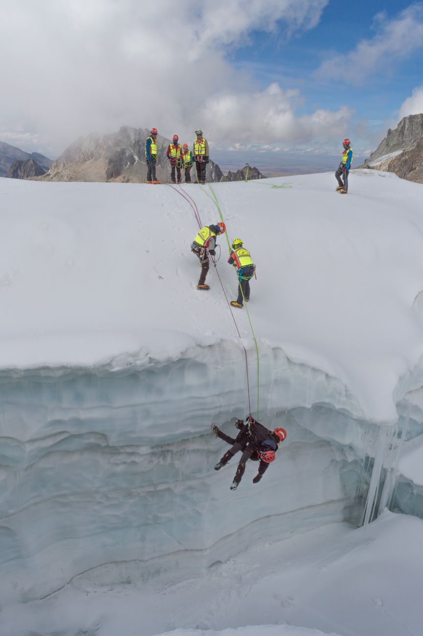O xixi dos alpinistas está 'derretendo' o Everest? Estudo mede impacto da urina na geleira