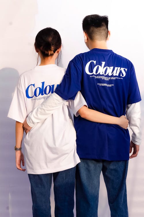 Fotos de stock gratuitas de brazos alrededor, camisa azul, Camisa blanca