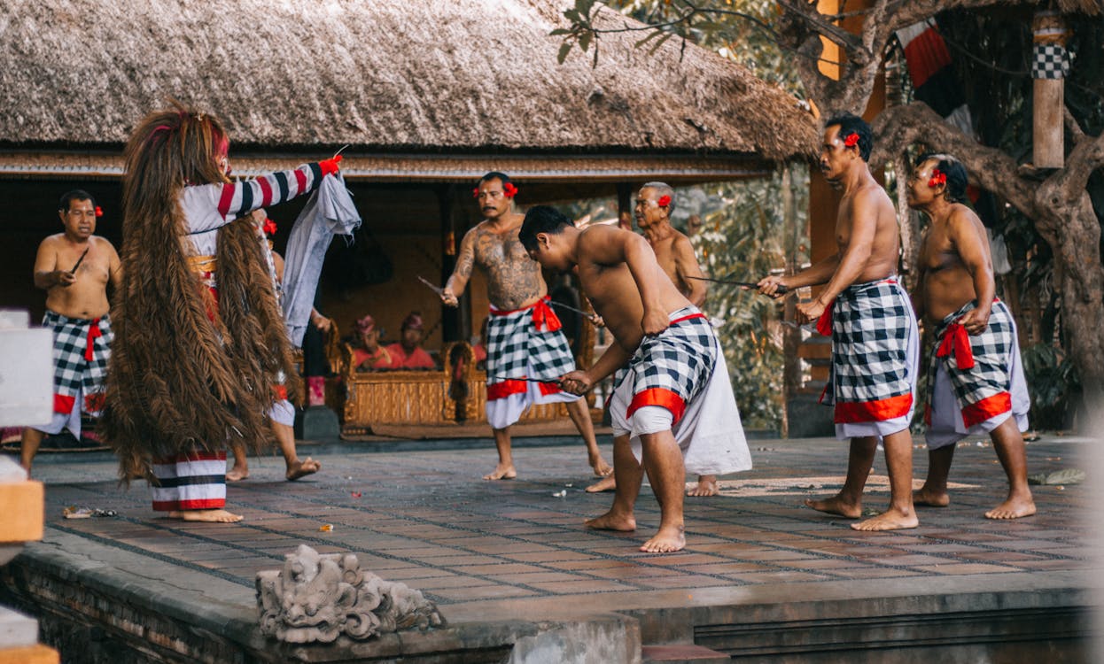Gehuurd cultuur Maak het zwaar Mannen Dragen Witte En Zwarte Geruite Sarong Staande Op Het Podium · Gratis  stockfoto