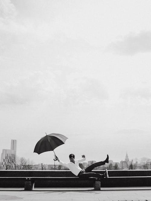 Základová fotografie zdarma na téma černobílý, deštník, dospělý