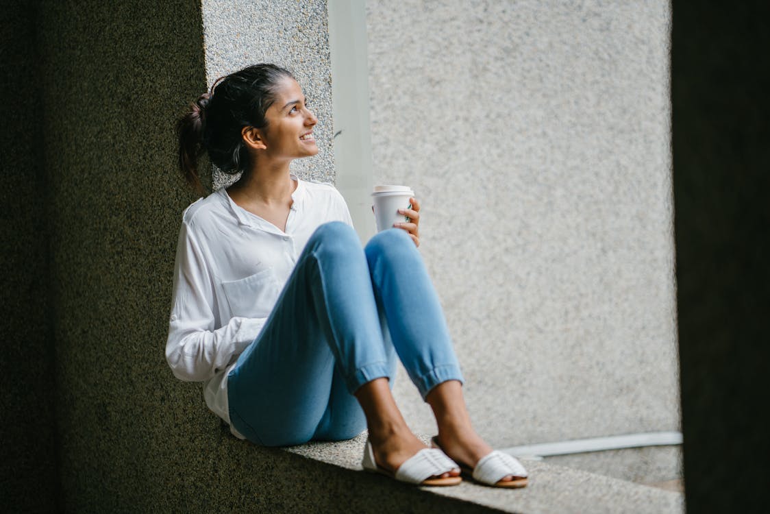 Entspannende Frau mit einem Becher Kaffee