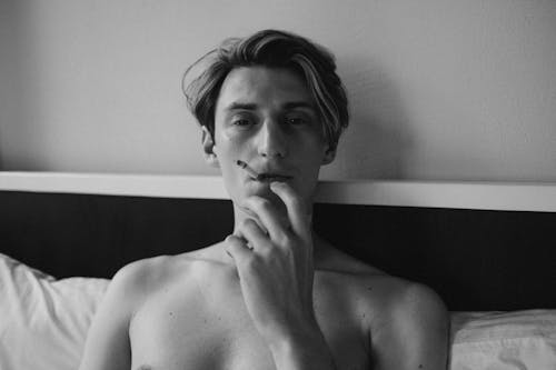 Photos gratuites de cigarette, échelle des gris, homme