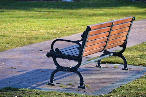 бесплатная фото черно коричневой деревянной скамейки Стоковое фото