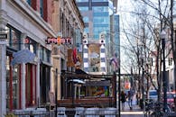 博伊西市中心热闹的街道上，商店、标牌和行人正享受着阳光明媚的一天