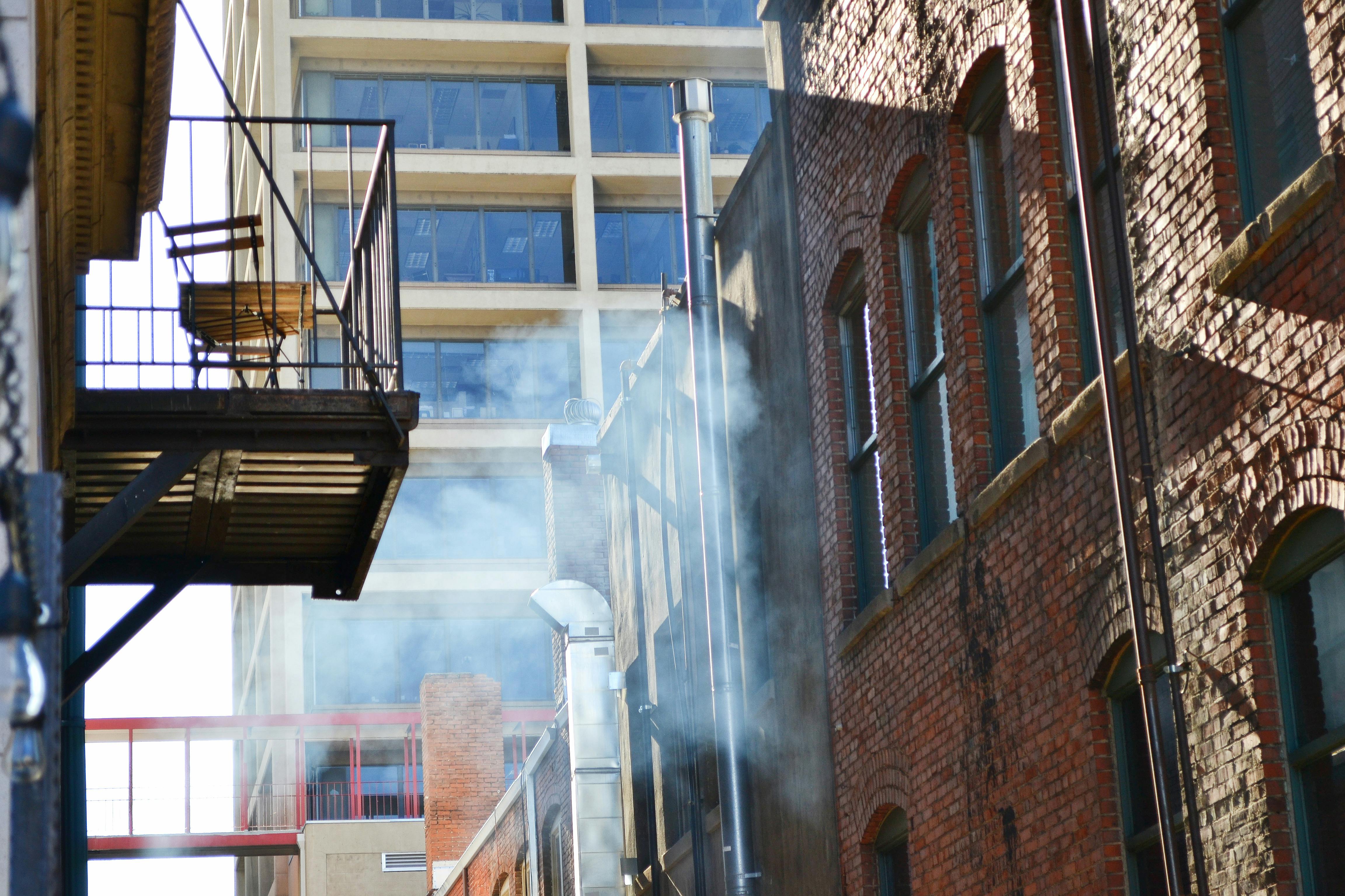 城市景观中，阳台和冒着烟雾的砖砌建筑展现了城市建筑的氛围