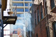 城市景观中，阳台和冒着烟雾的砖砌建筑展现了城市建筑的氛围