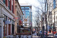 白天繁忙的城市街道上，商店、餐馆和行人构成了主要场景