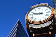 现代城市的钟楼映衬着明净的蓝天