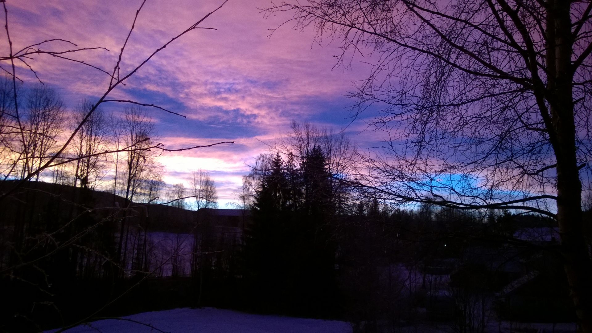 Breathtaking winter sunset with vivid colors in Kongsberg, Norway, showcasing natural beauty.