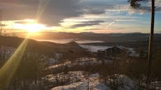 霍尔雪山迷人的冬季日出，展现了挪威大自然的宁静之美