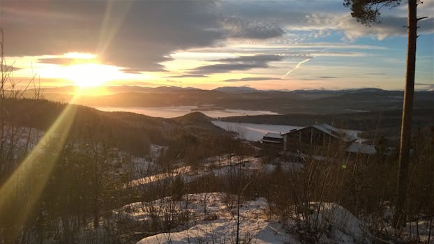 霍尔雪山迷人的冬季日出，展现了挪威大自然的宁静之美