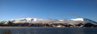 挪威霍尔的冬季景观令人惊叹，白雪皑皑的山脉和湖泊美不胜收