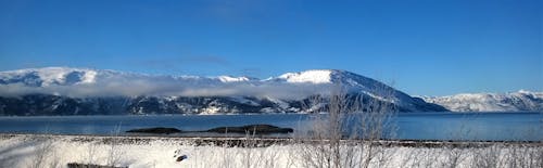Ücretsiz Mavi Gökyüzü Altında Karla Kaplanmış Dağ Stok Fotoğraflar