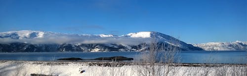 藍藍的天空下白雪覆蓋的山