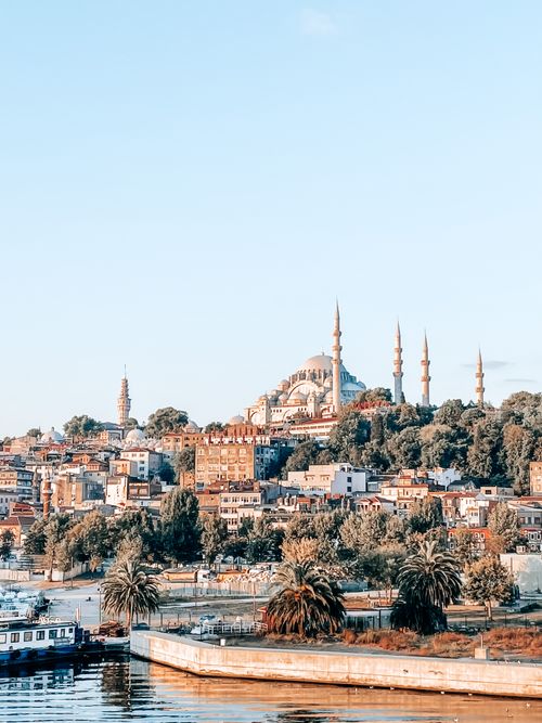 Free Capture of İstanbul's skyline featuring the iconic Suleymaniye Mosque and the bustling harbor. Stock Photo