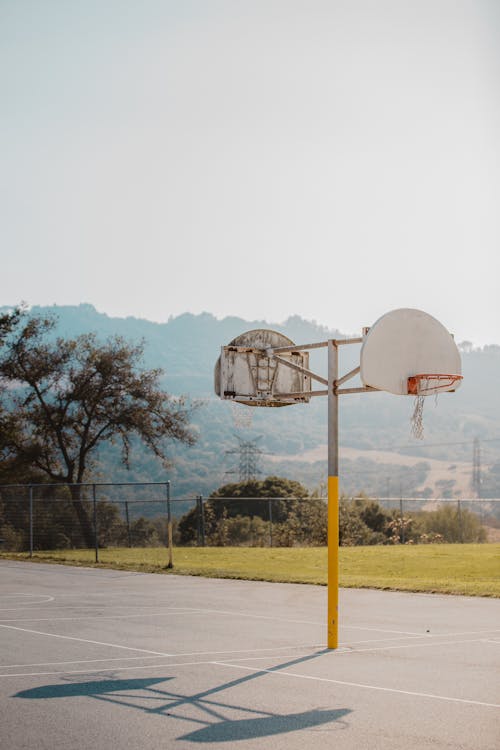 Foto stok gratis kosong, langit kelabu, lapangan basket