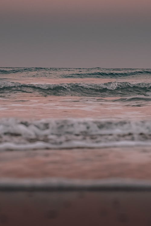dalgalar çökmesini, deniz, dikey atış içeren Ücretsiz stok fotoğraf