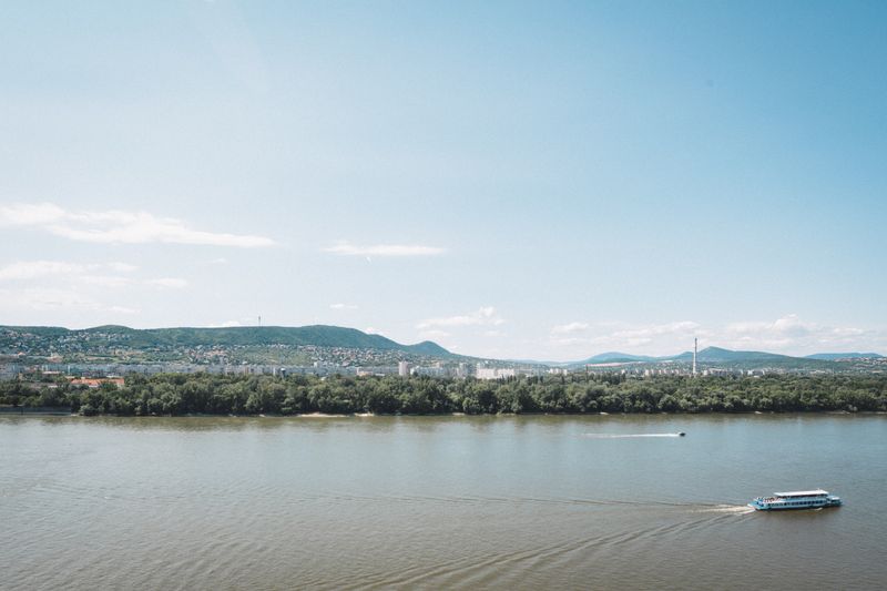 Une vue sereine sur le Danube avec un panorama lointain de Budapest, en Hongrie.