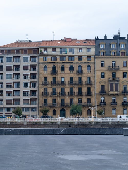 Foto d'estoc gratuïta de a l'aire lliure, apartaments, carrer