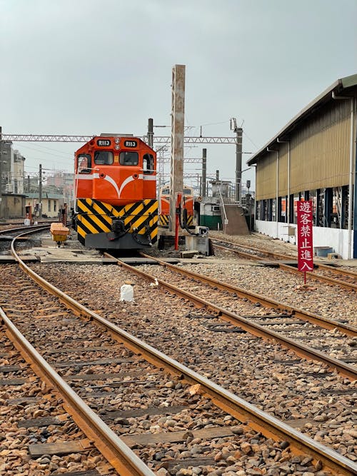 Darmowe zdjęcie z galerii z dworzec kolejowy, lokomotywa, pionowy strzał