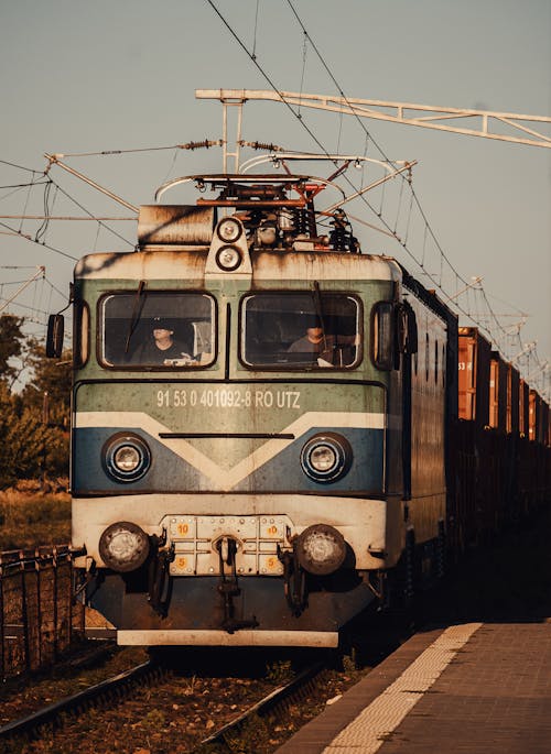 Darmowe zdjęcie z galerii z pionowy strzał, pociąg, pojazd szynowy