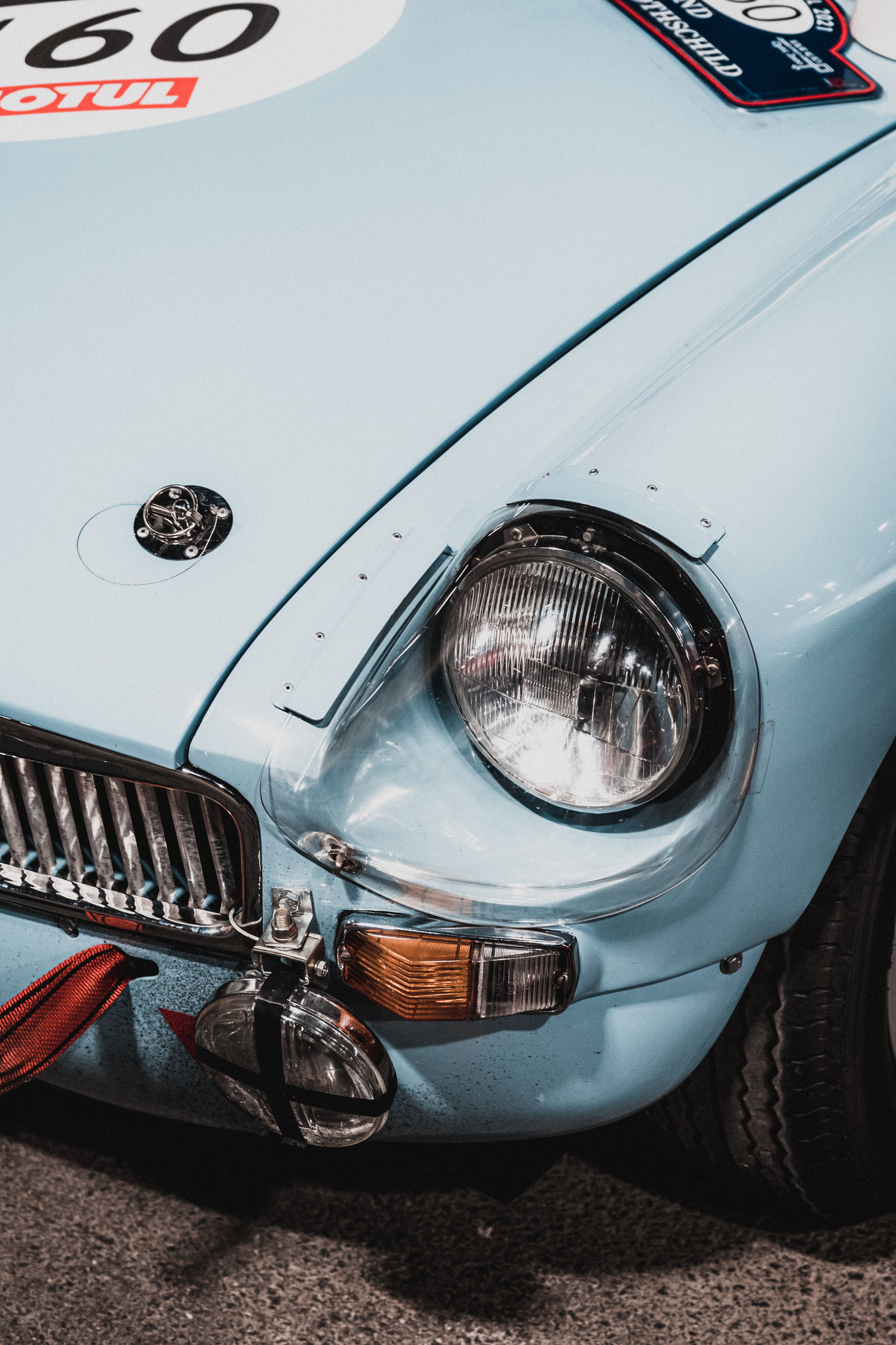 Close-Up Shot of a Car's Headlight · Free Stock Photo