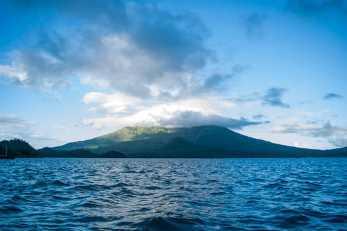 Ücretsiz Gündüz Sisli Dağ örtüsünün Yakınındaki Okyanus Stok Fotoğraflar