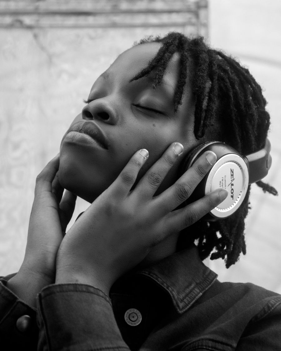 Pessoa ouvindo música com fones de ouvido em retrato preto e branco