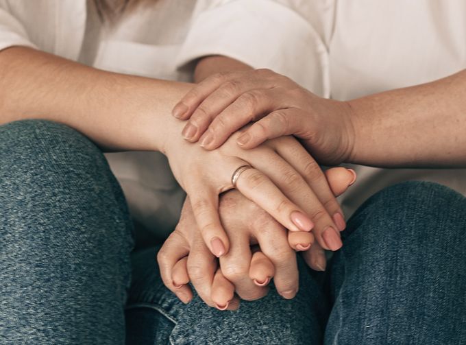 Online dating: starting a conversation on a niche platform