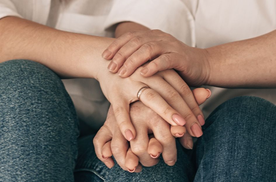 Online dating: starting a conversation on a niche platform