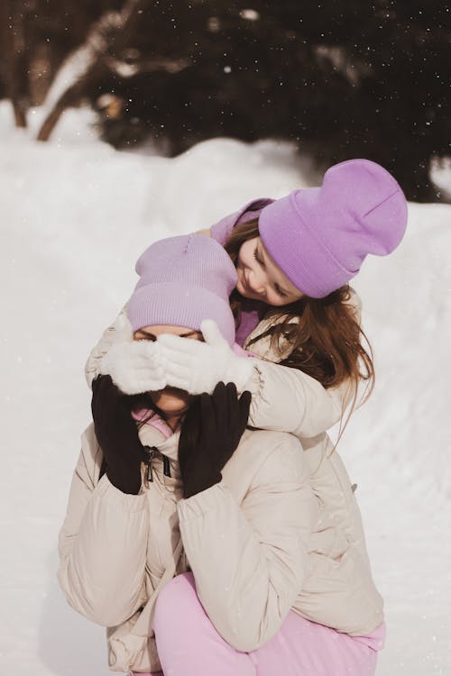 Photos gratuites de amusement, bonnets, couvert de neige