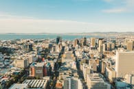 明亮的日子里，开普敦城市景观的令人惊叹的鸟瞰图，背景是天际线和海洋