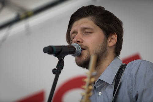 Foto profissional grátis de apresentação, autor de músicas, cantor