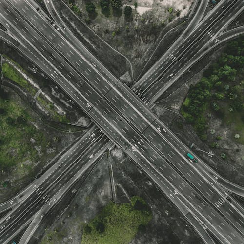 灰色のコンクリート道路の航空写真