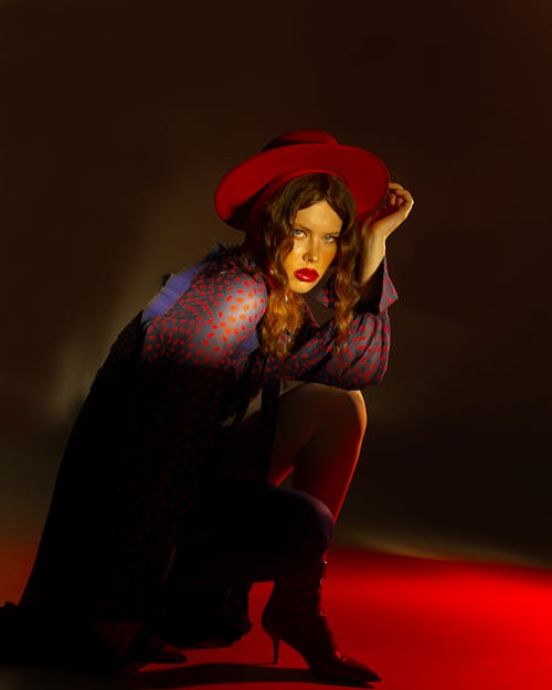 Fotobanka s bezplatnými fotkami na tému červené svetlá, červený klobúk, červený rúž