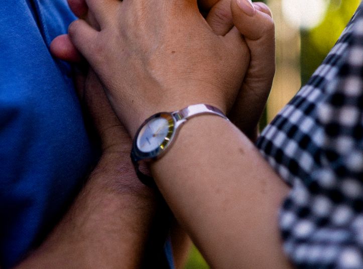 Online dating: starting a conversation on a niche platform