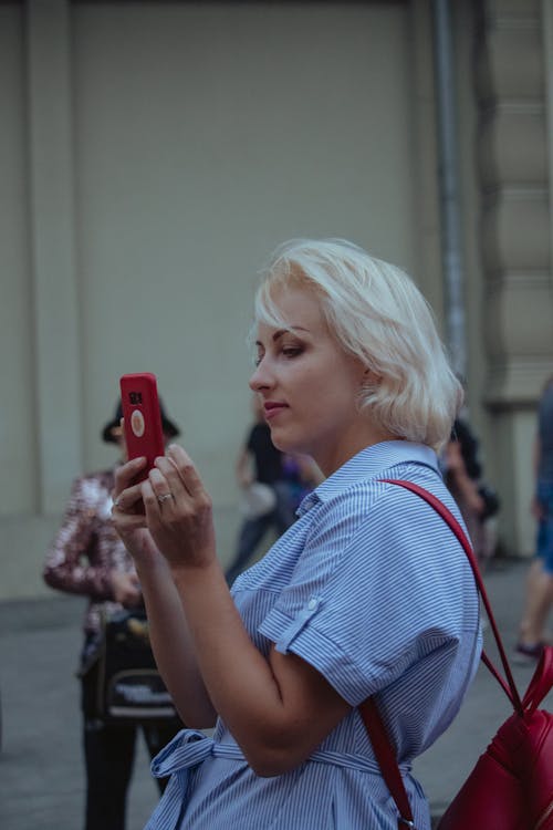 Free A Woman using Smartphone Stock Photo