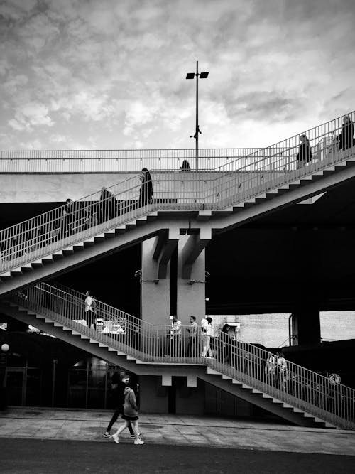 beton merdivenler, bw fotoğrafçılık, insanlar içeren Ücretsiz stok fotoğraf