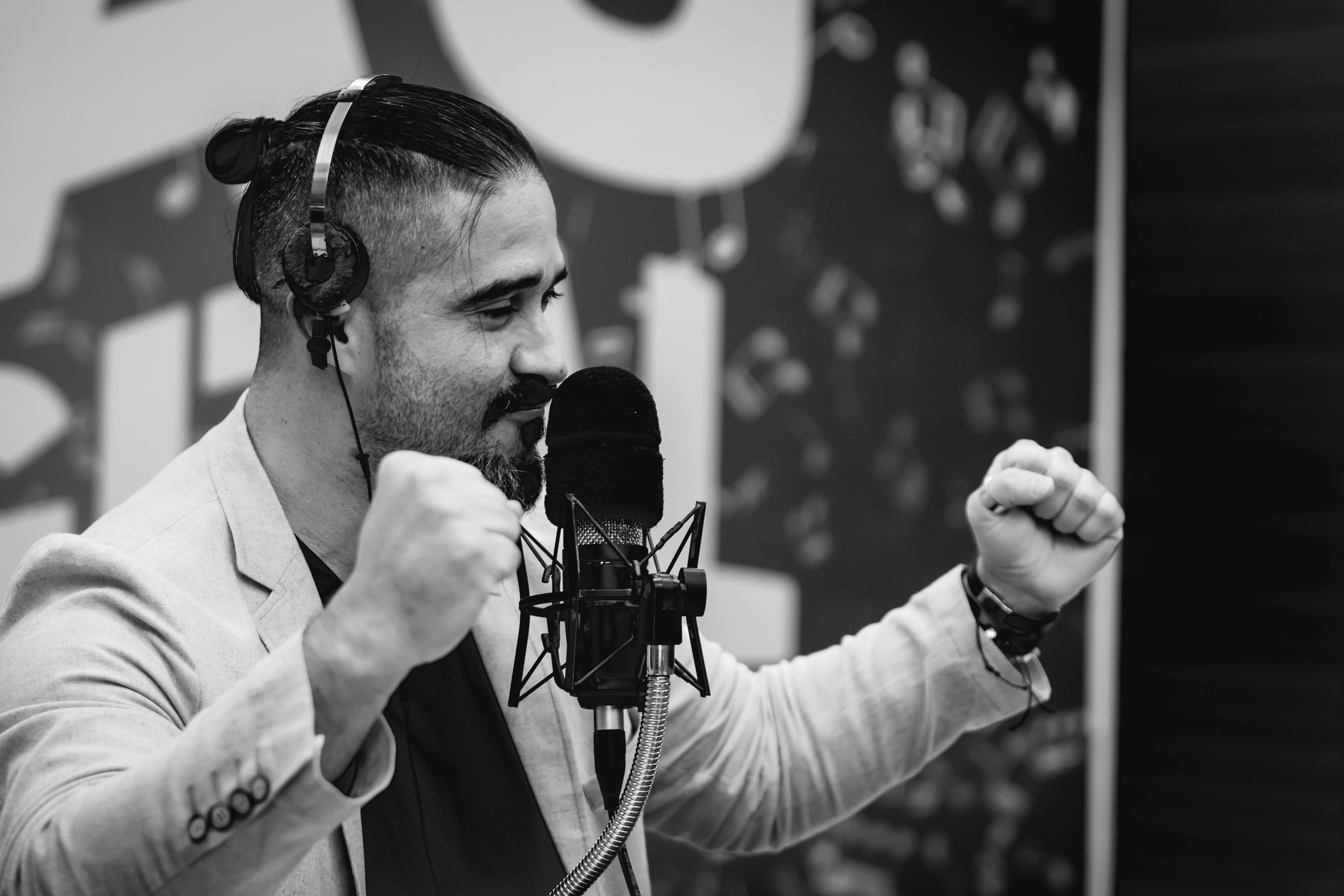 Hendrik Relve jagas reisimugusid otseülekandes raadiostuudios