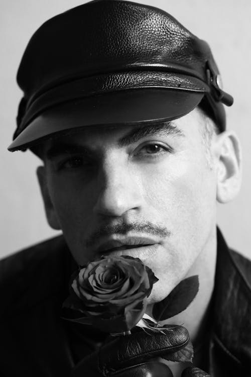 Darmowe zdjęcie z galerii z czarna czapka, czarna róża, fotografia monochromatyczna