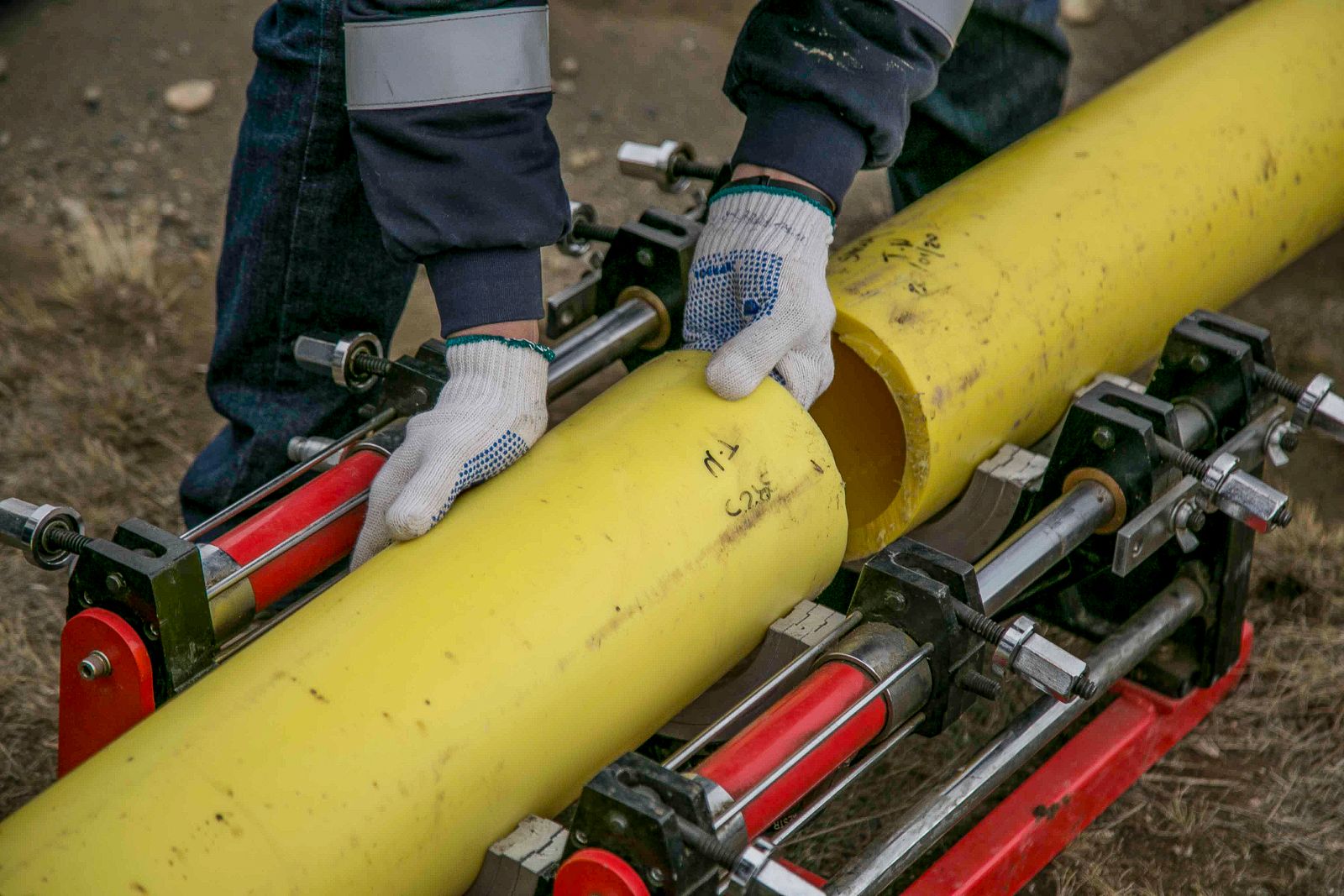 Vakman controleert een ondergrondse leidingverbinding