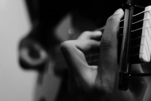 Gratis Orang Yang Memegang Gitar Dalam Fotografi Grayscale Foto Stok
