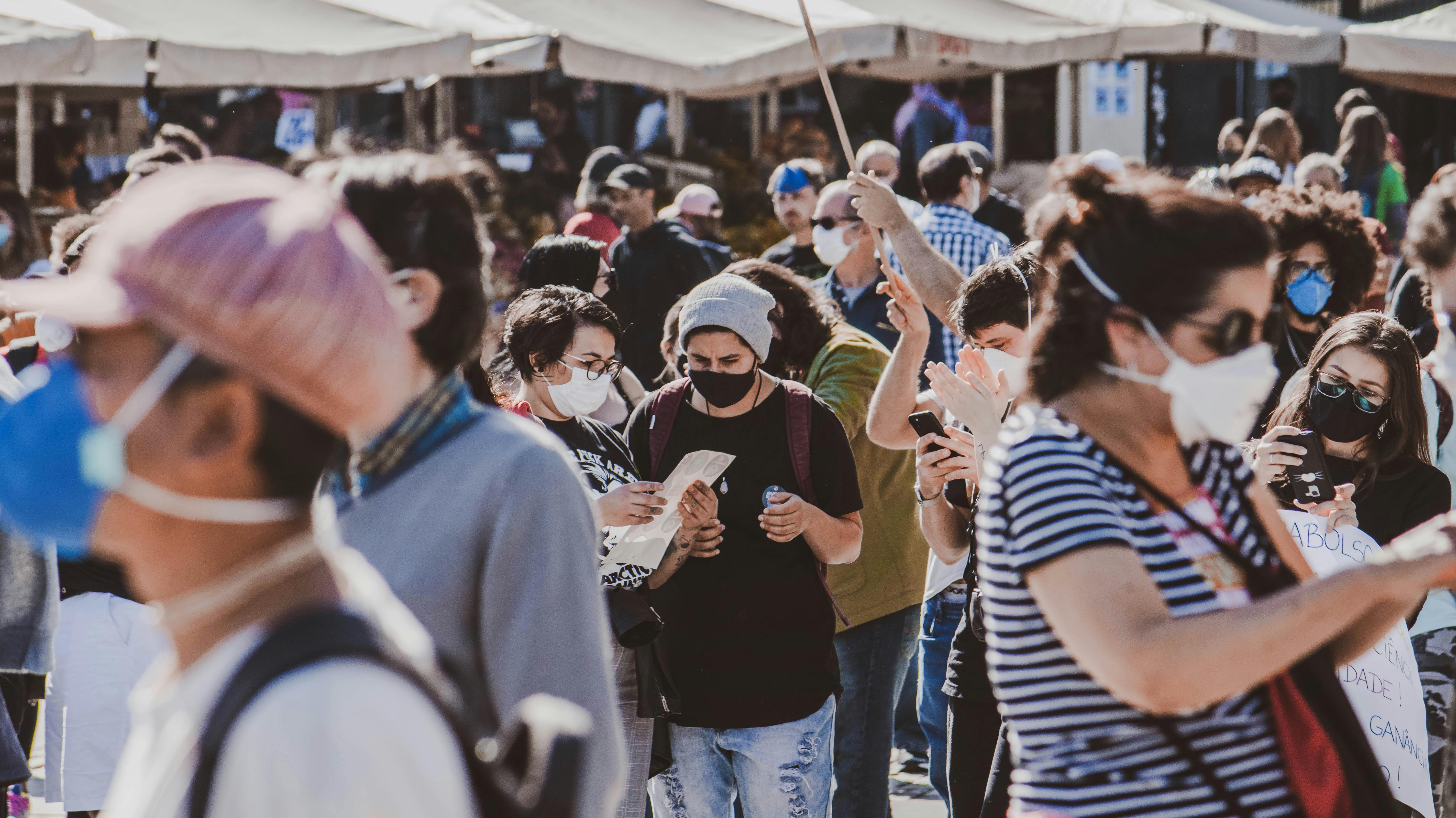 People wearing masks outdoors - how effective are KN95 masks