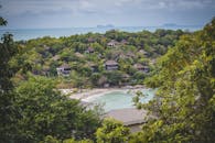 在这片热带度假胜地，别墅俯瞰着原始海滩与郁郁葱葱的绿地，是享受宁静假日的理想之选