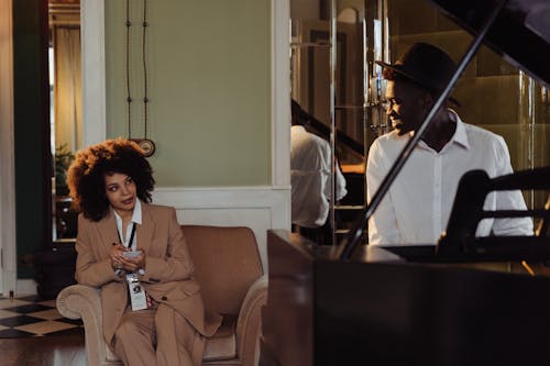 Free Woman with Afro Hair Talking to a Man Stock Photo
