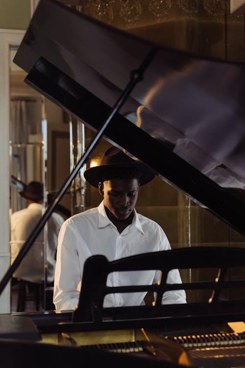 Kostenloses Stock Foto zu afroamerikanischer mann, hut, klavier spielen