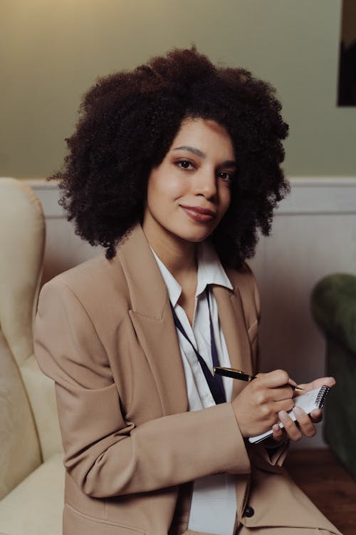 Gratis lagerfoto af afro hår, beige blazer, brunette